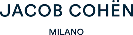 Jacob Cohën Milano Logo. Dunkelblauer Text auf weißem Hintergrund.