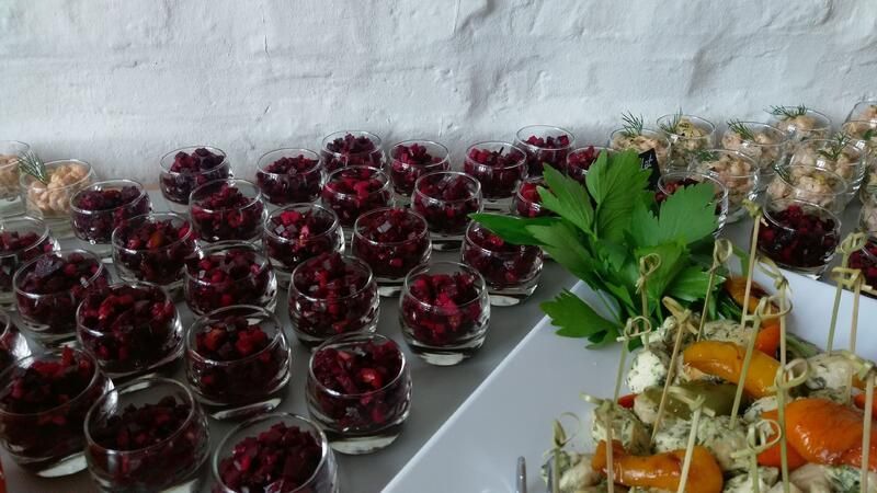 Es kommen viele unterschiedliche Speisen auf den Tisch.