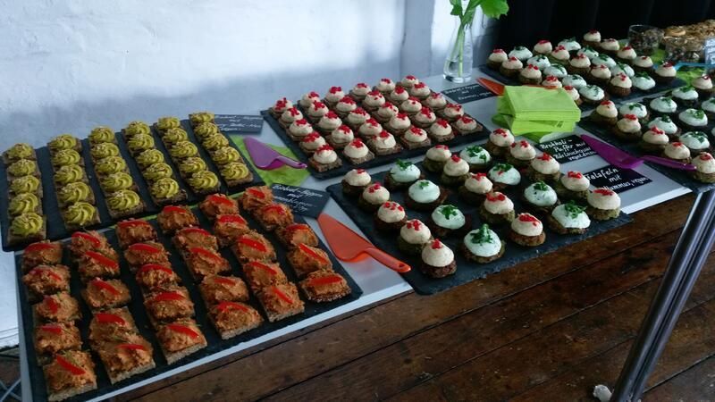 Ein Tisch mit viel Essen darauf