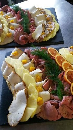 Auf einem Tisch stehen zwei Teller mit Essen.