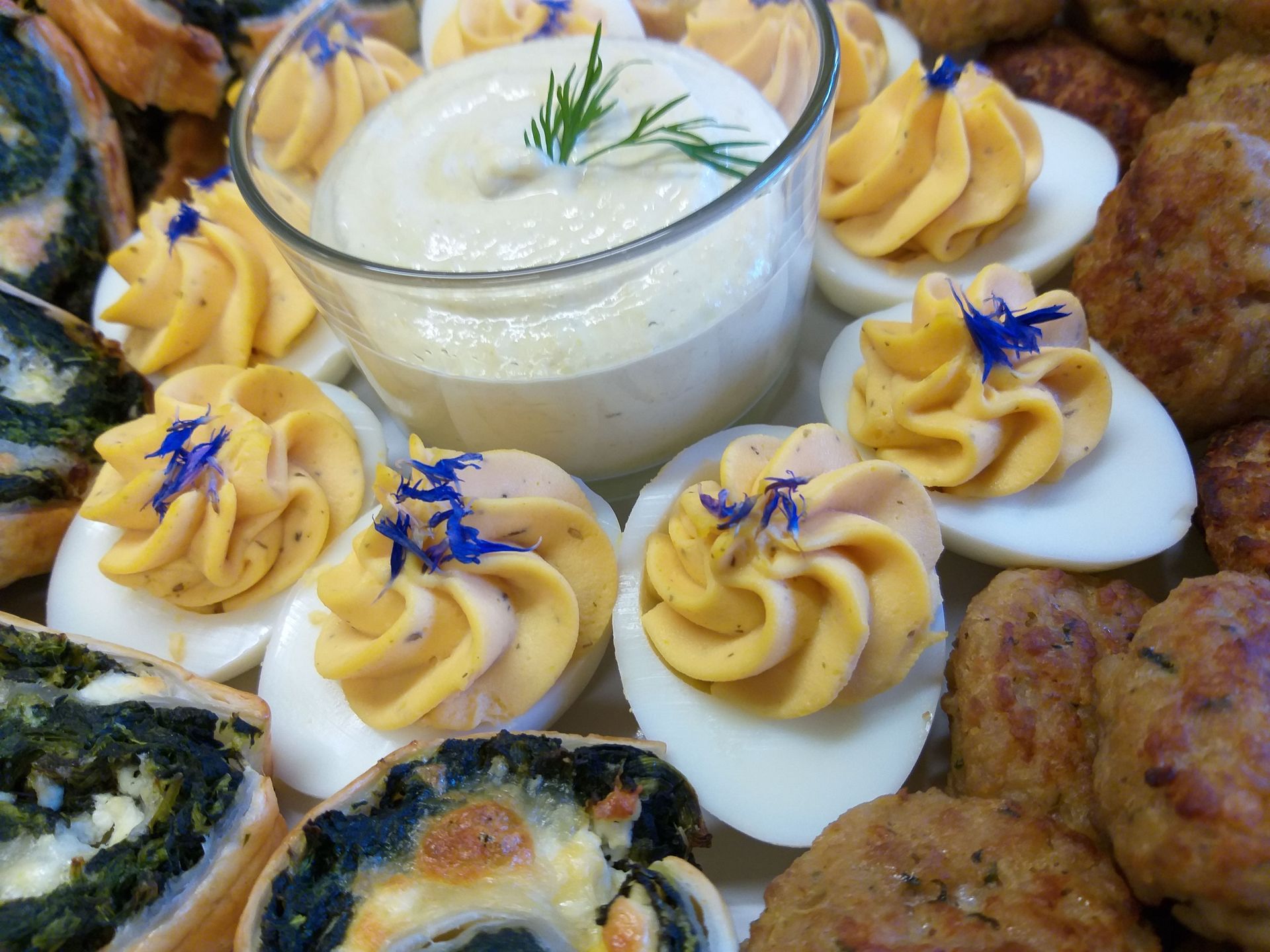 Ein Tablett mit Essen und einer Schüssel Dip-Sauce