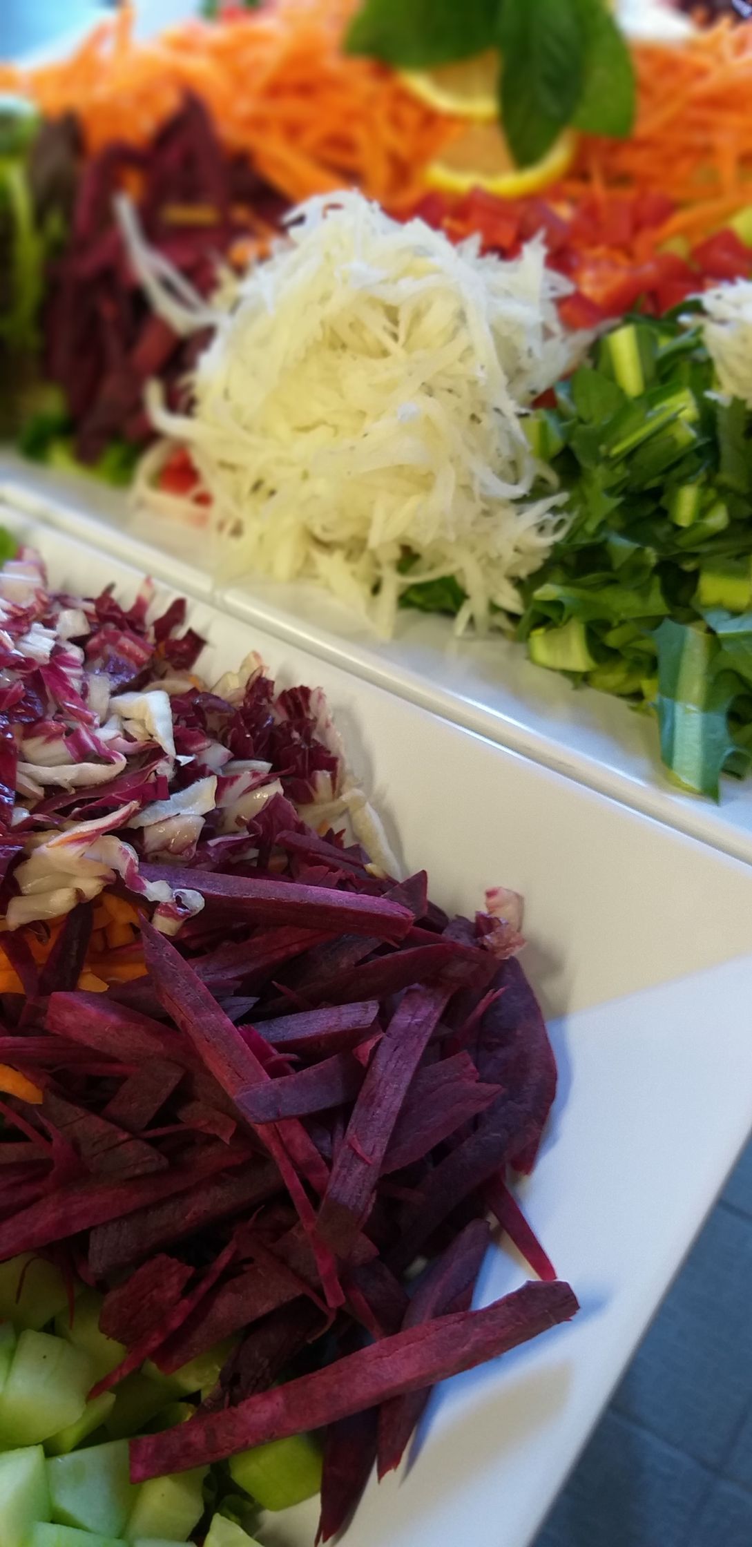 Eine Nahaufnahme eines Tellers mit Gemüse auf einem Tisch.