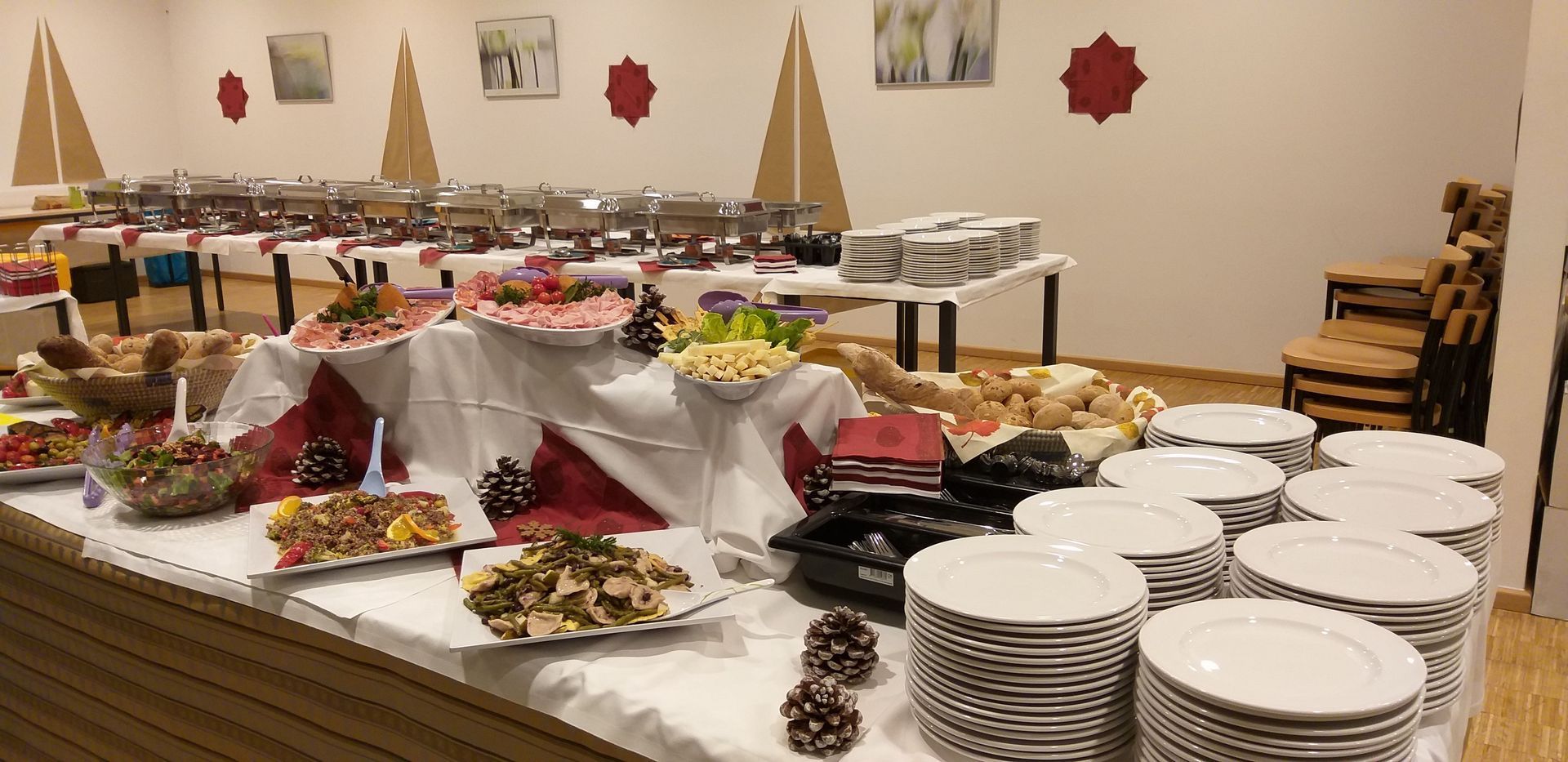 Ein großer Buffettisch mit viel Essen und vielen Tellern.