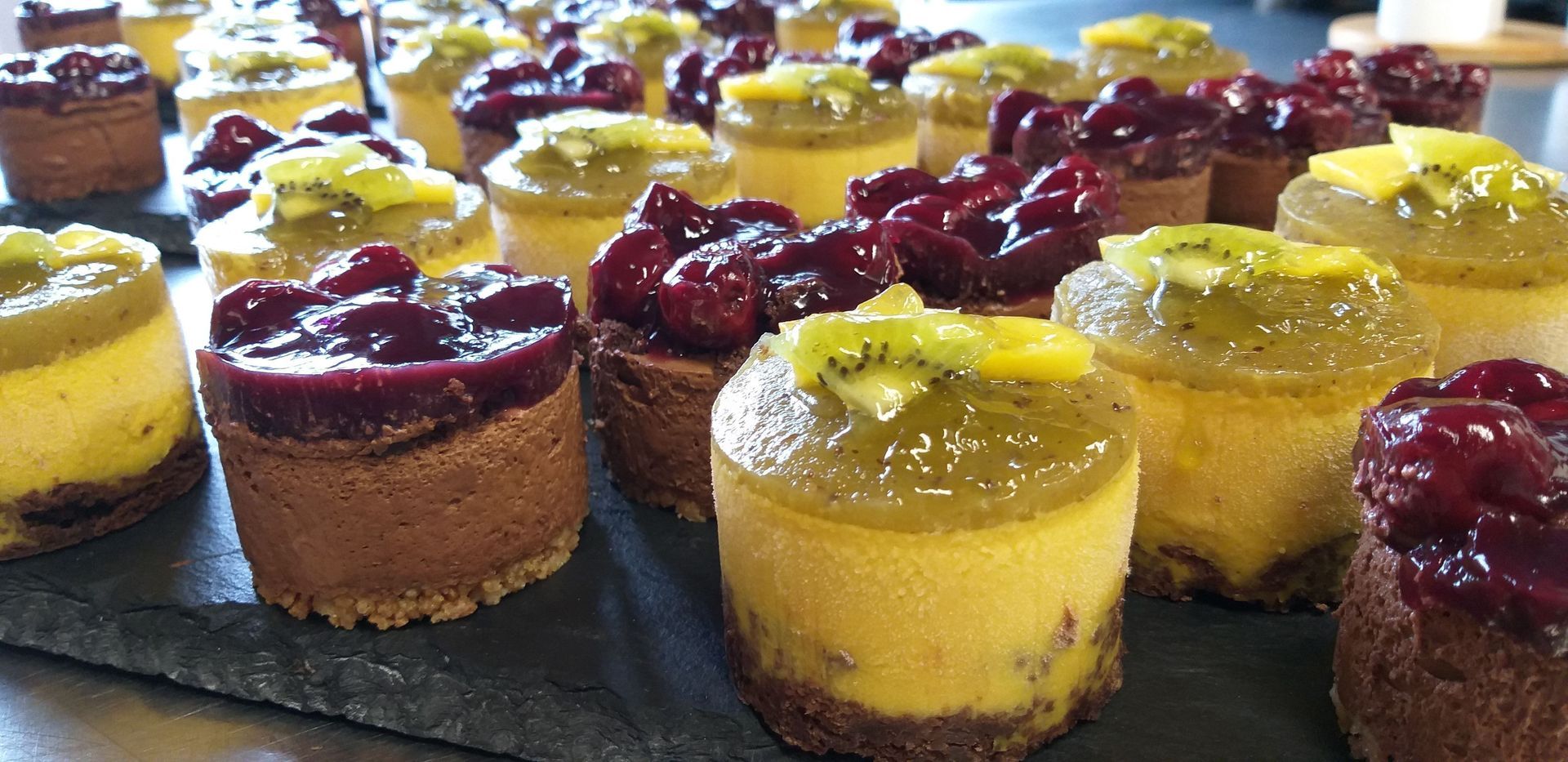 Es gibt viele verschiedene Arten von Desserts auf dem Tisch.