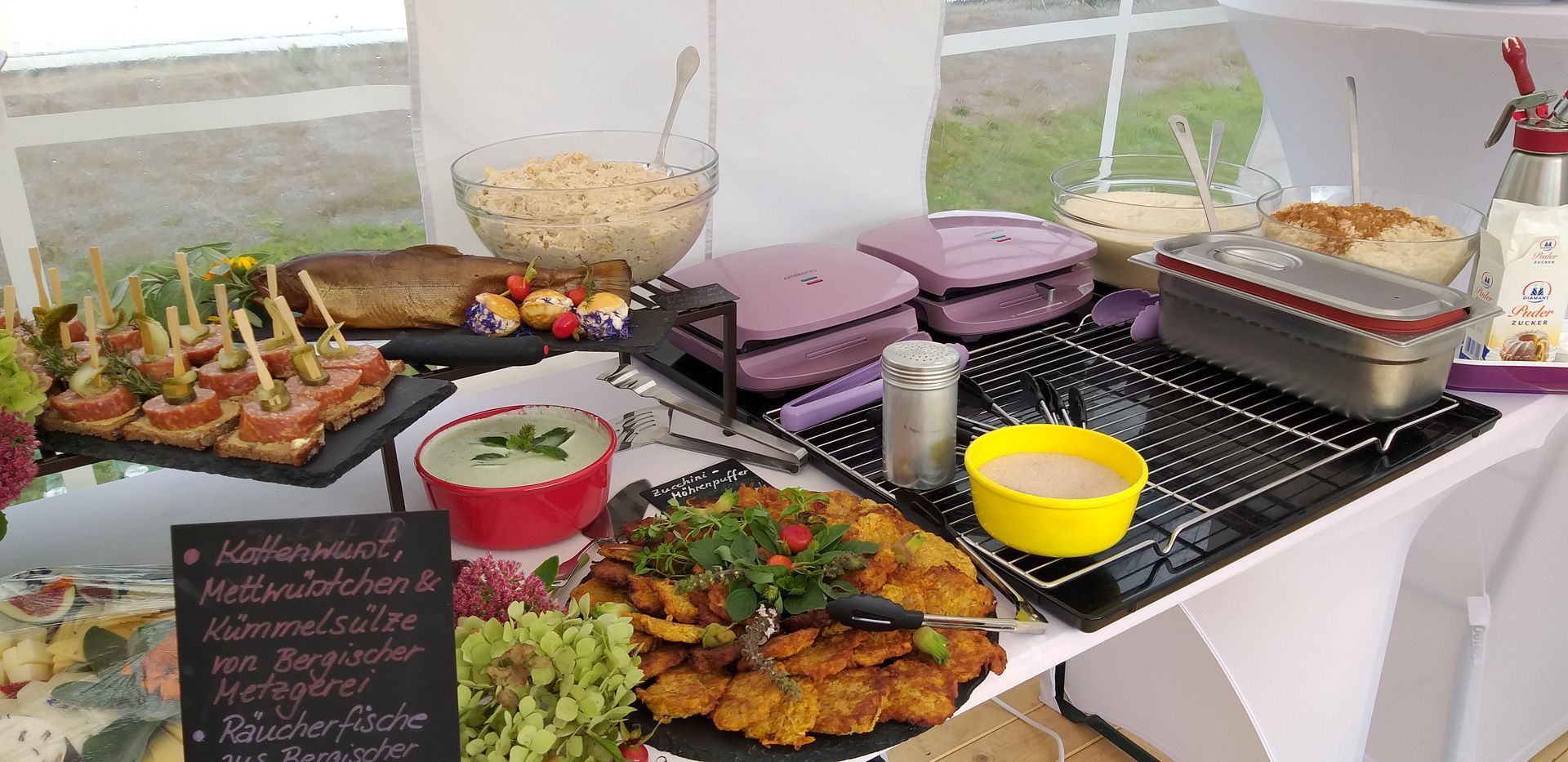 Ein Buffet-Tisch mit verschiedenen Speisen.