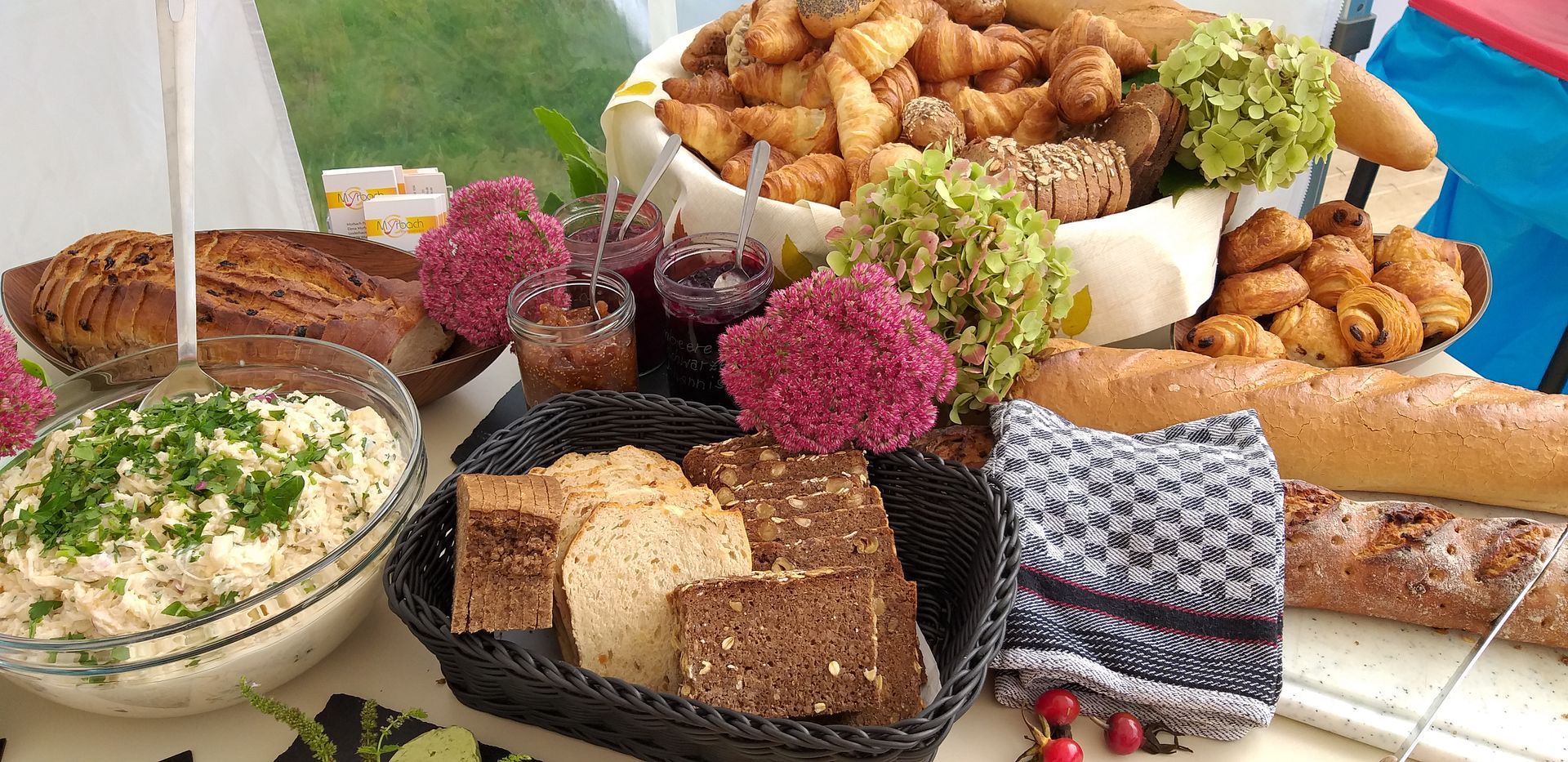 Ein Tisch, gedeckt mit verschiedenen Speisen und Blumen.