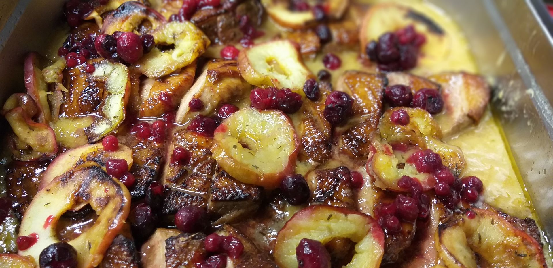 Eine Nahaufnahme einer Auflaufform gefüllt mit Essen und Beeren.