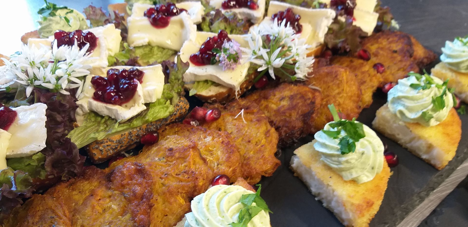 Es kommen viele unterschiedliche Speisen auf den Tisch.