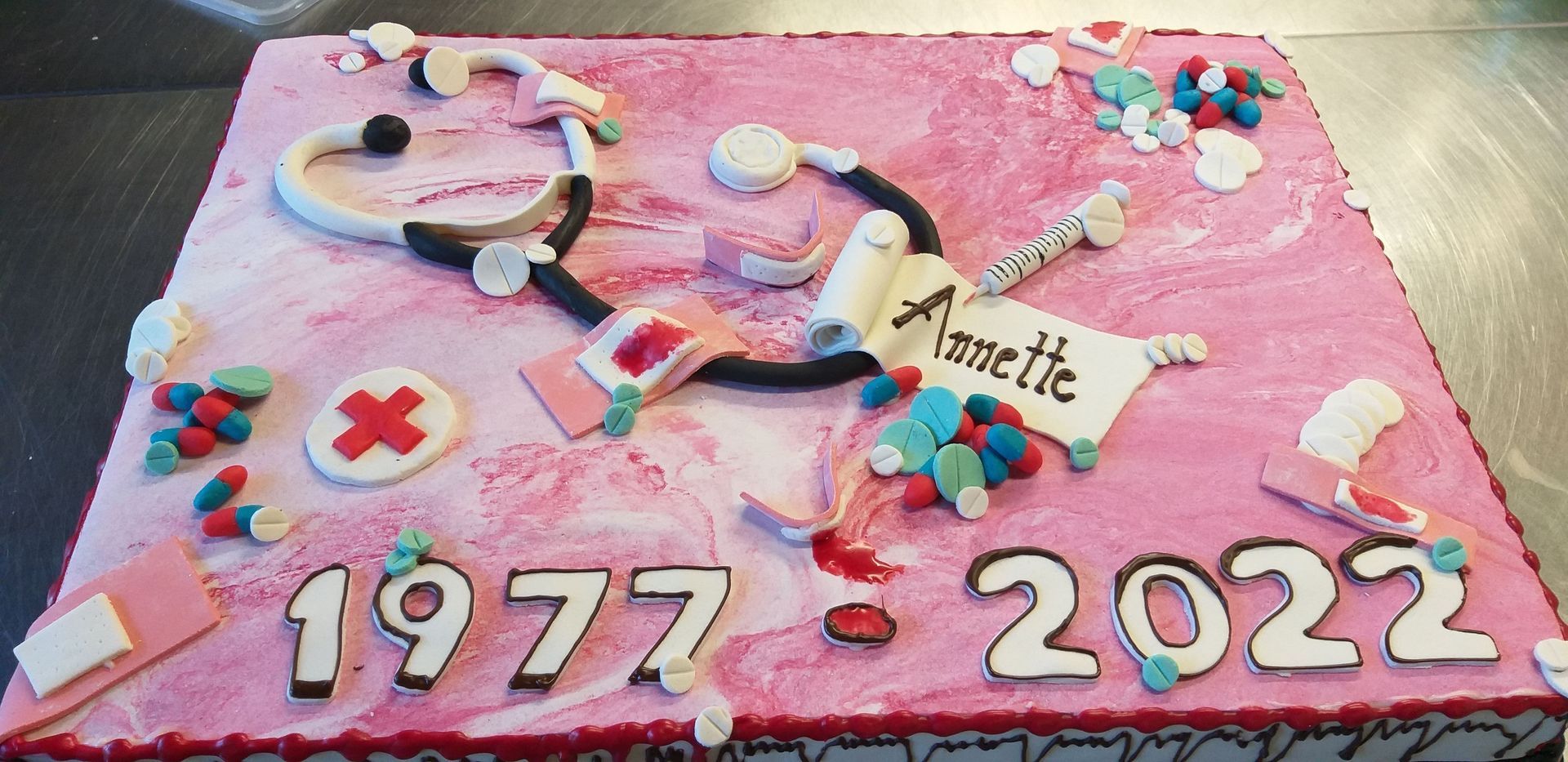 Ein rosa Kuchen mit der Aufschrift 1977-2022