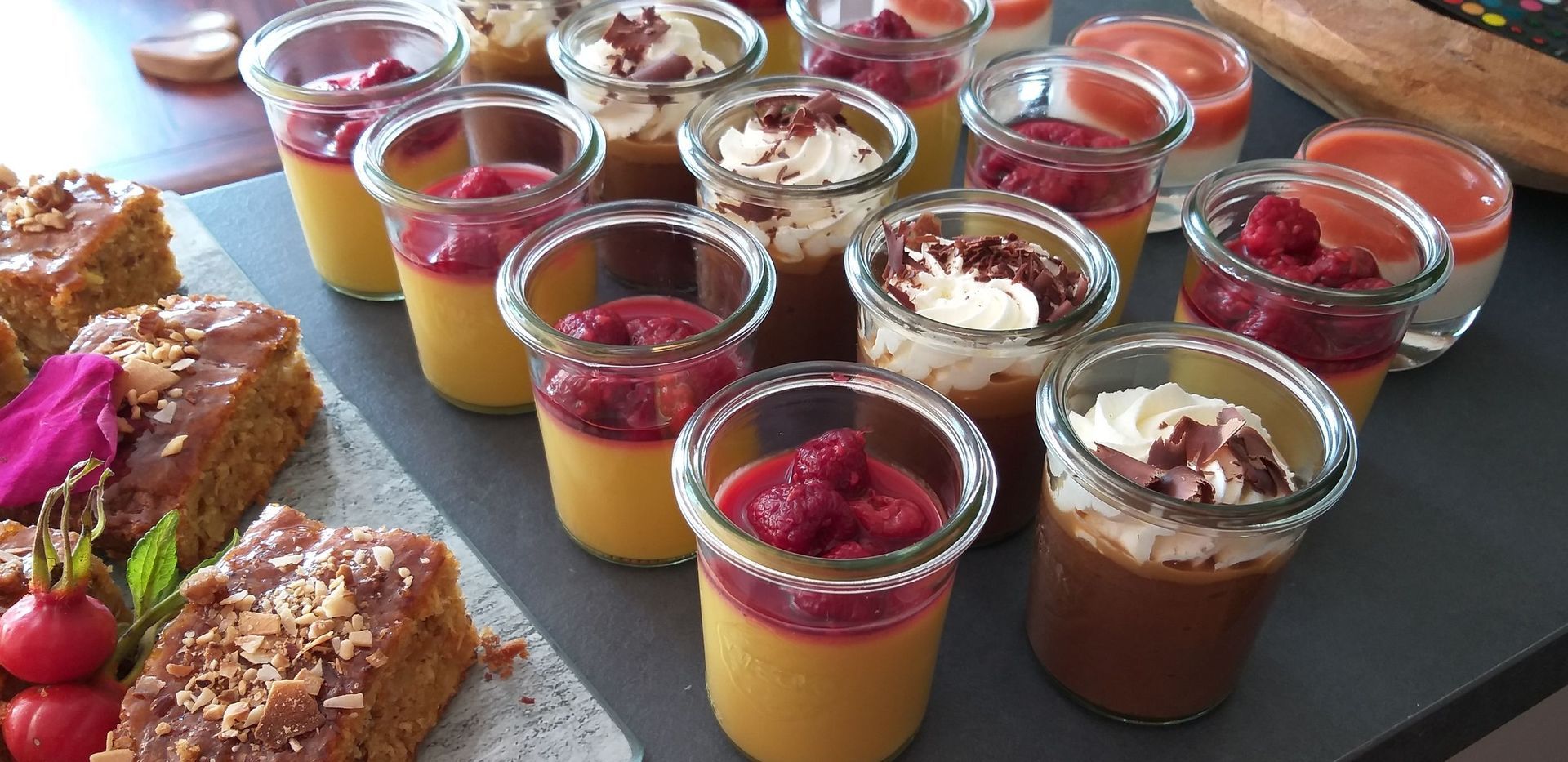 Ein Tisch mit einer Auswahl an Desserts und Kuchen.