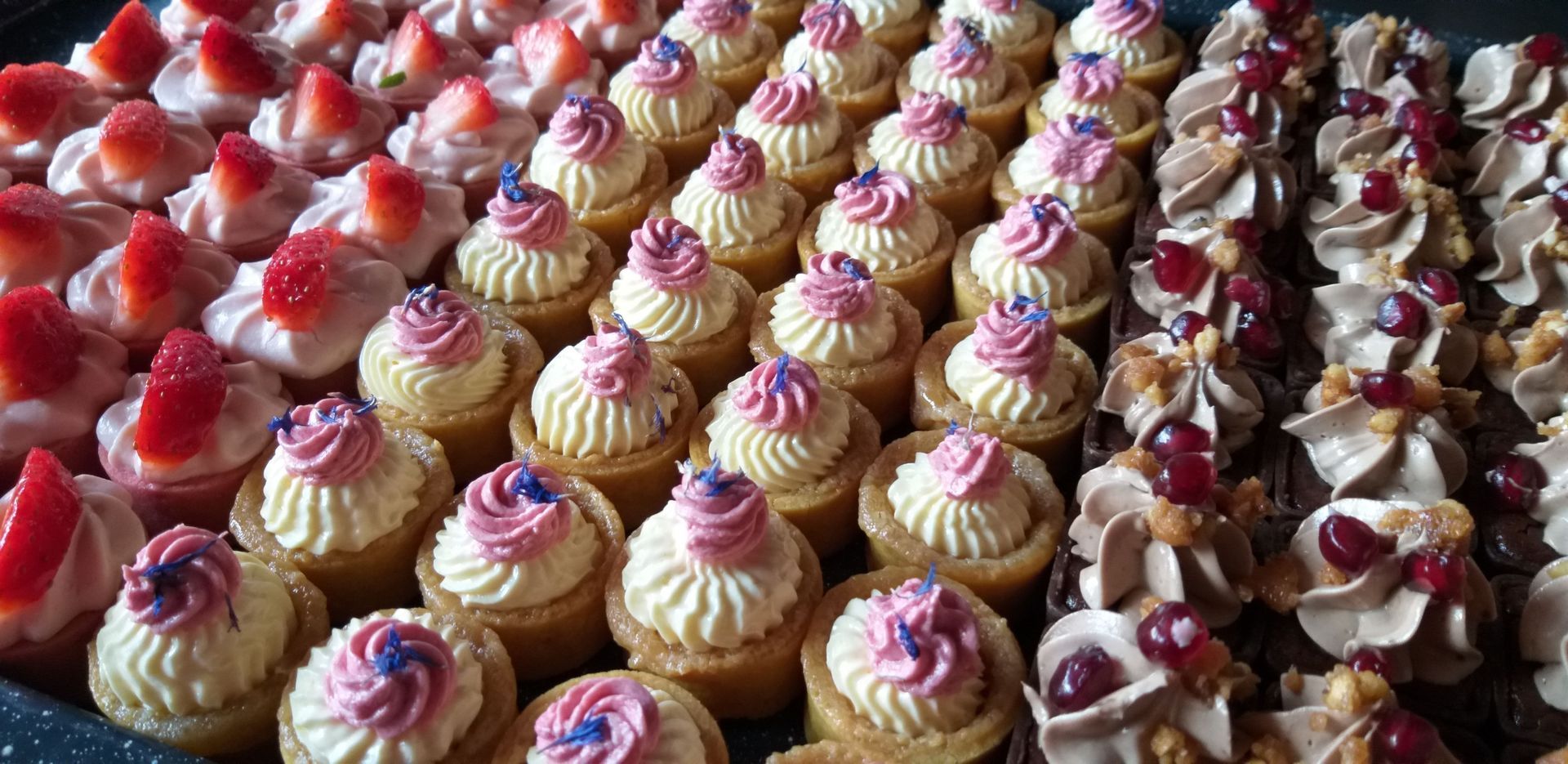 Es stehen viele verschiedene Dessertsorten auf dem Tisch.