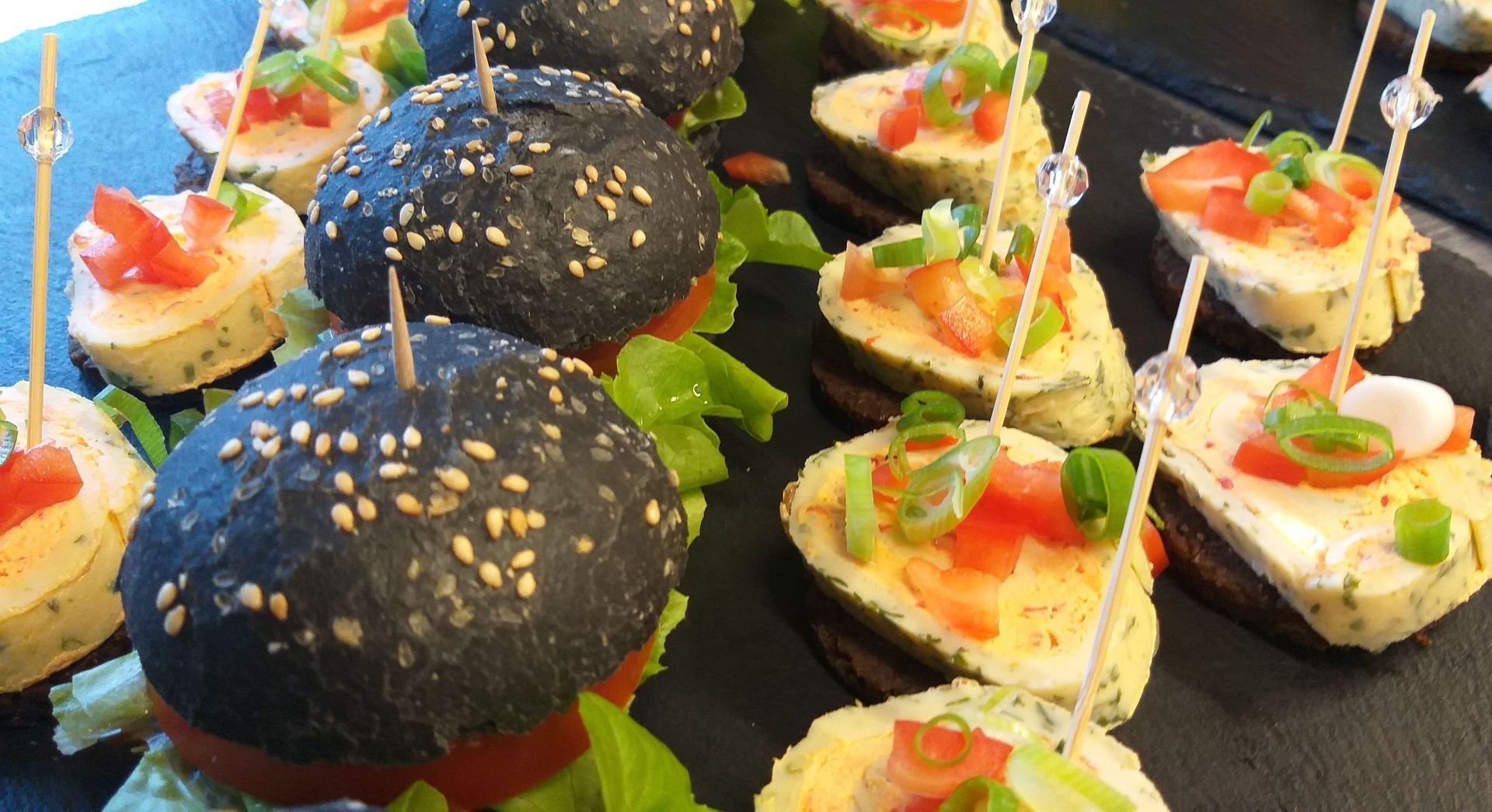 Ein Haufen Lebensmittel mit Zahnstochern darin auf einem Tisch.