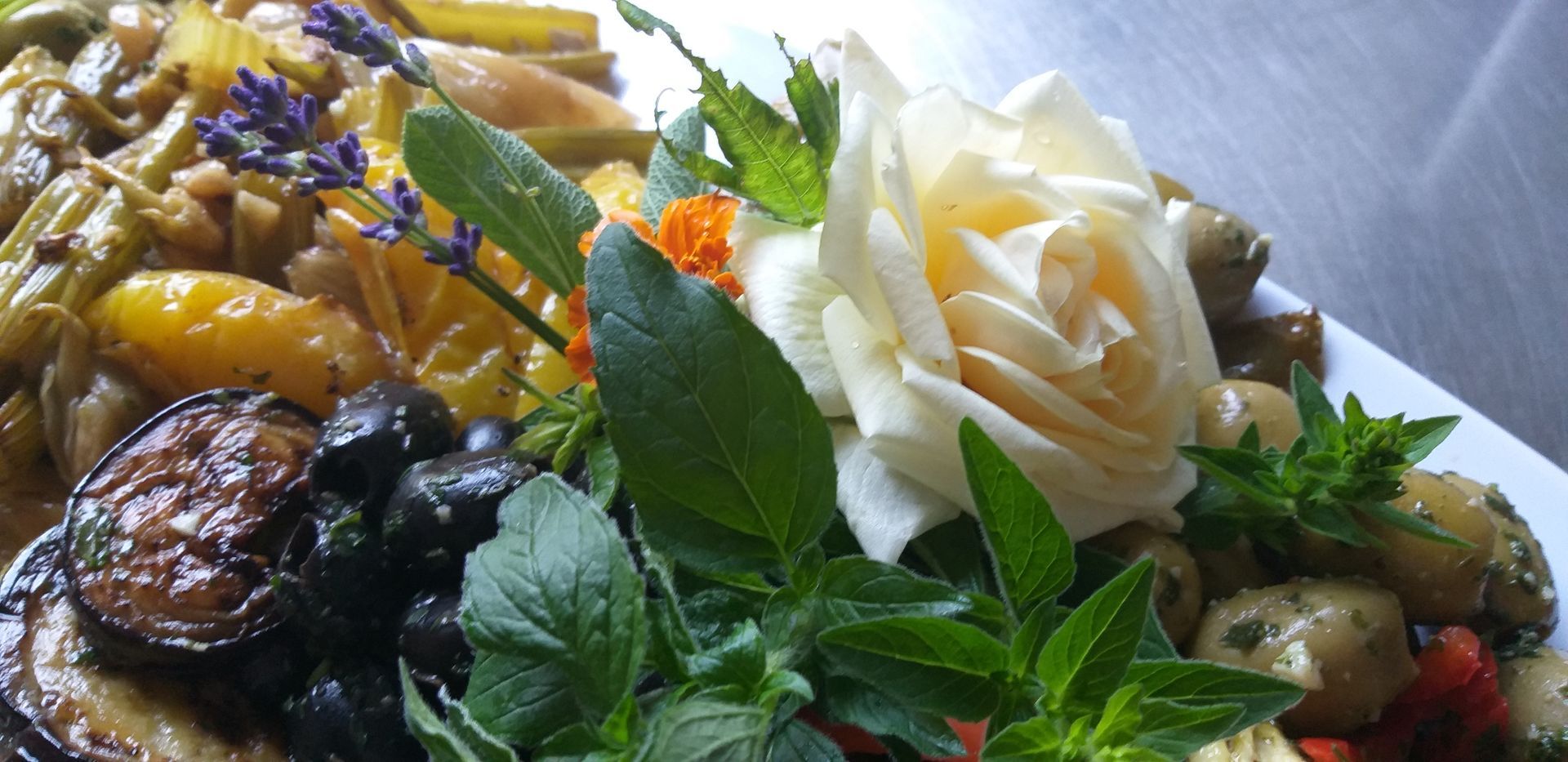 Ein Teller mit Essen und einer Rose darauf