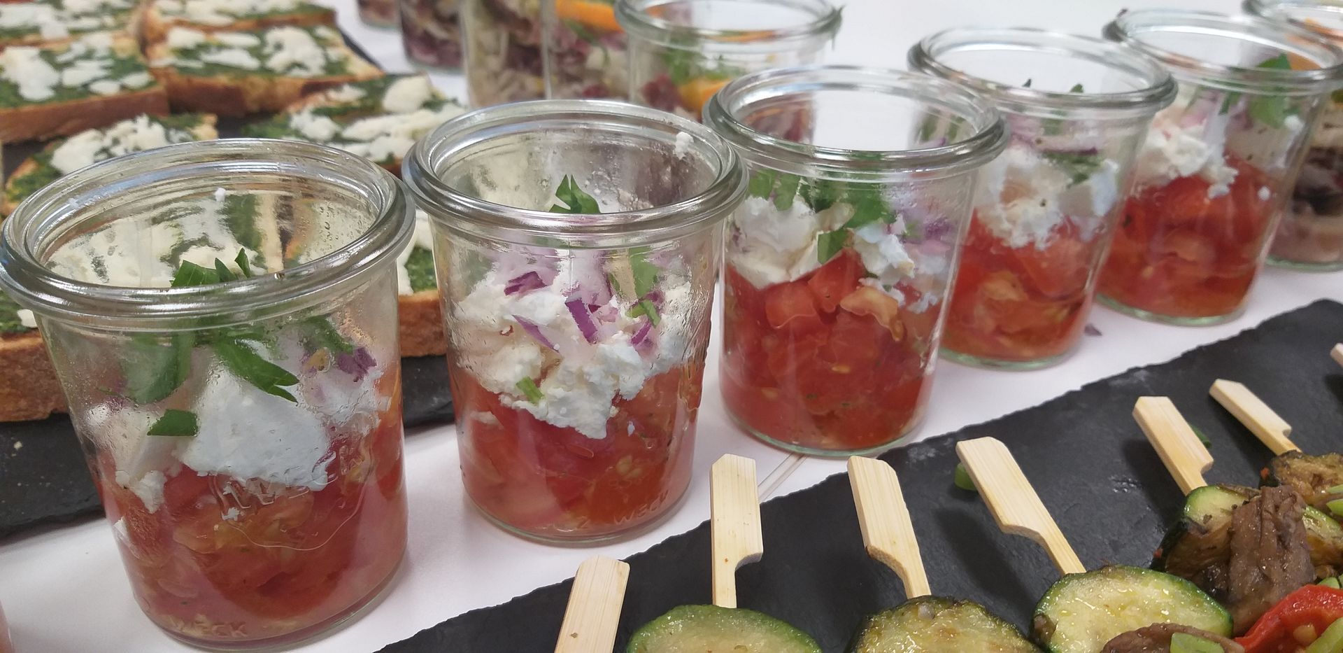 In den Gläsern auf dem Tisch befinden sich viele unterschiedliche Lebensmittel.