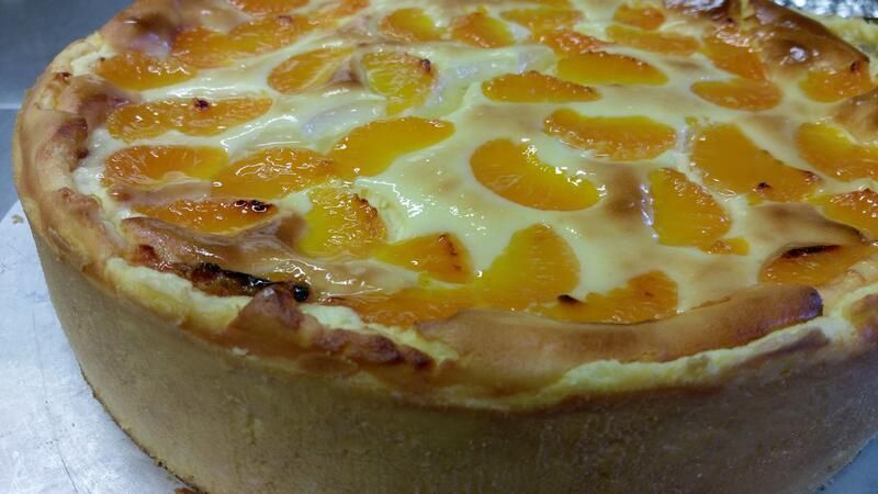 Eine Nahaufnahme eines Pfirsichkuchens auf einem Tisch.