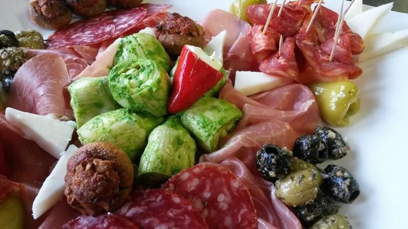 Ein weißer Teller mit verschiedenen Fleisch- und Gemüsesorten.