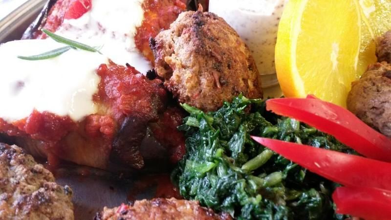 Eine Nahaufnahme von einem Teller mit Fleischbällchen und Gemüse