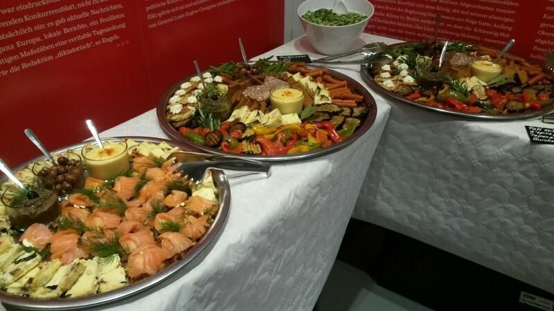 Auf einem Tisch stehen drei Teller mit Essen.