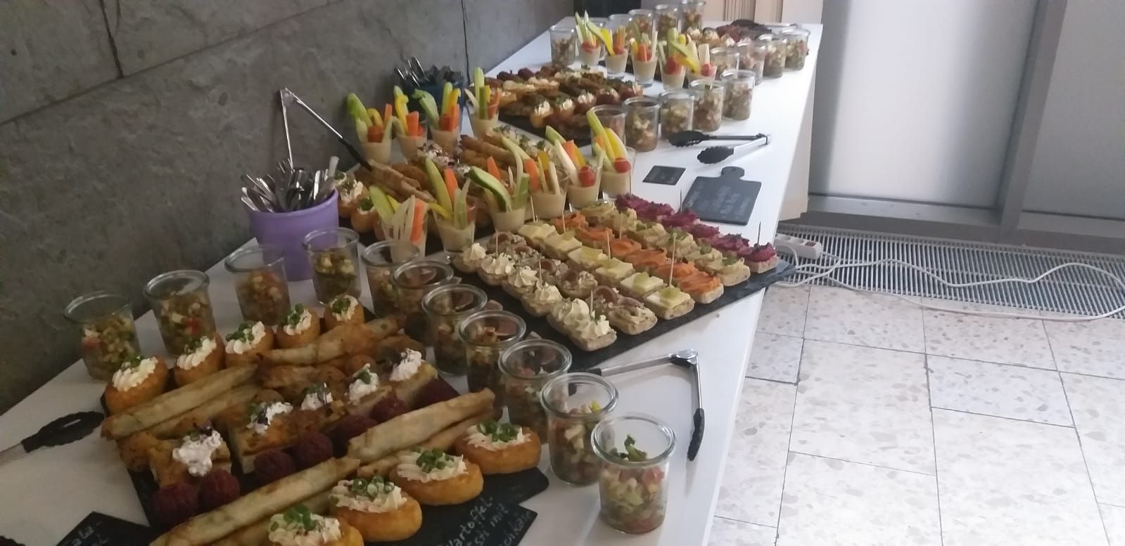 Ein Buffettisch mit vielen verschiedenen Arten von Speisen.