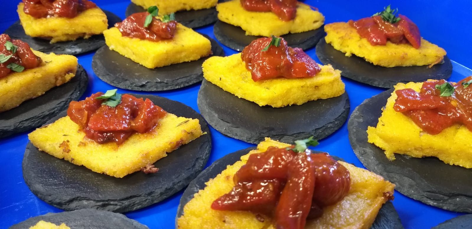 Eine Menge Essen auf einem blauen Teller mit Soße obendrauf