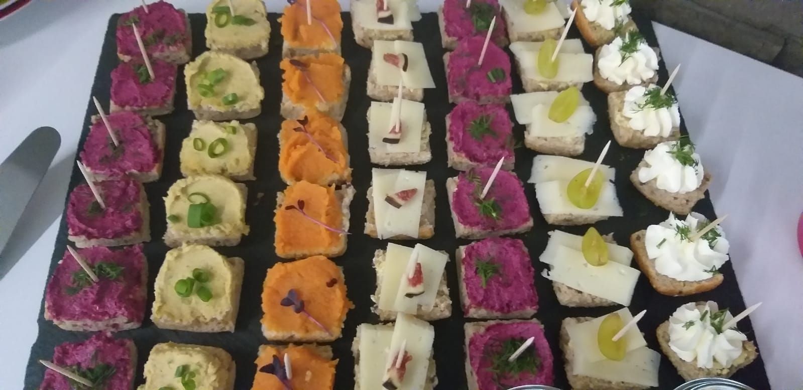 Auf dem Tablett befinden sich viele unterschiedliche Speisen.