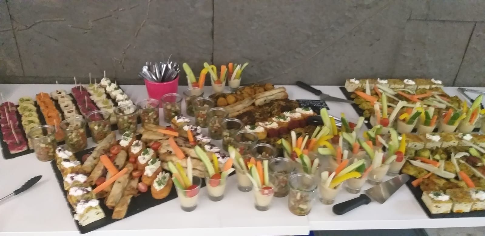 Ein Tisch mit einer Auswahl an Speisen und Getränken.