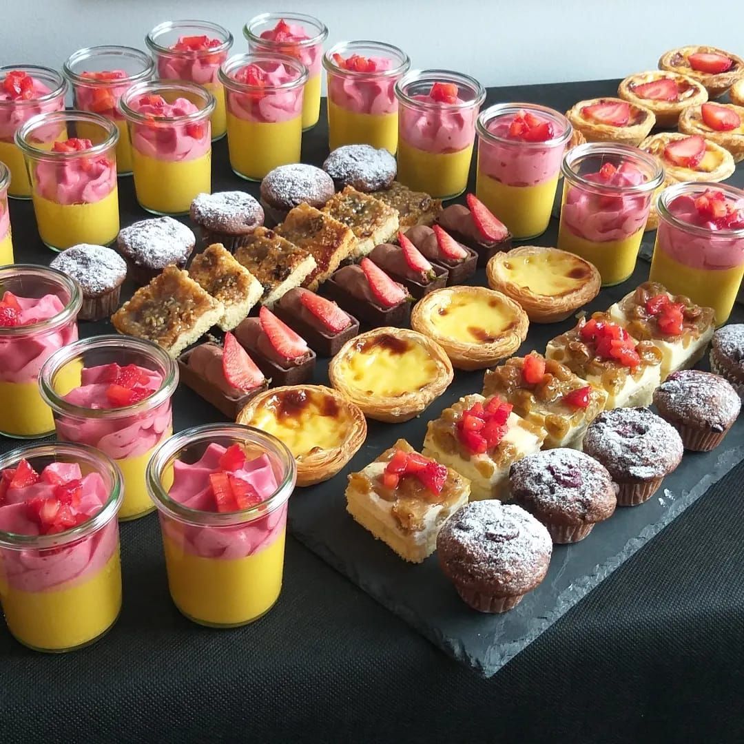 Ein Tisch mit verschiedenen Desserts mit Erdbeeren darauf