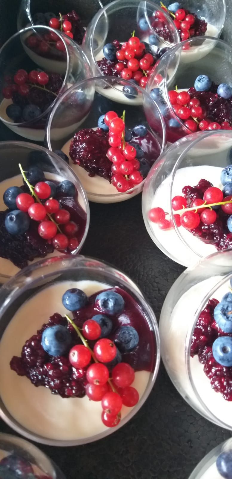 Ein Haufen Desserts mit Beeren obendrauf