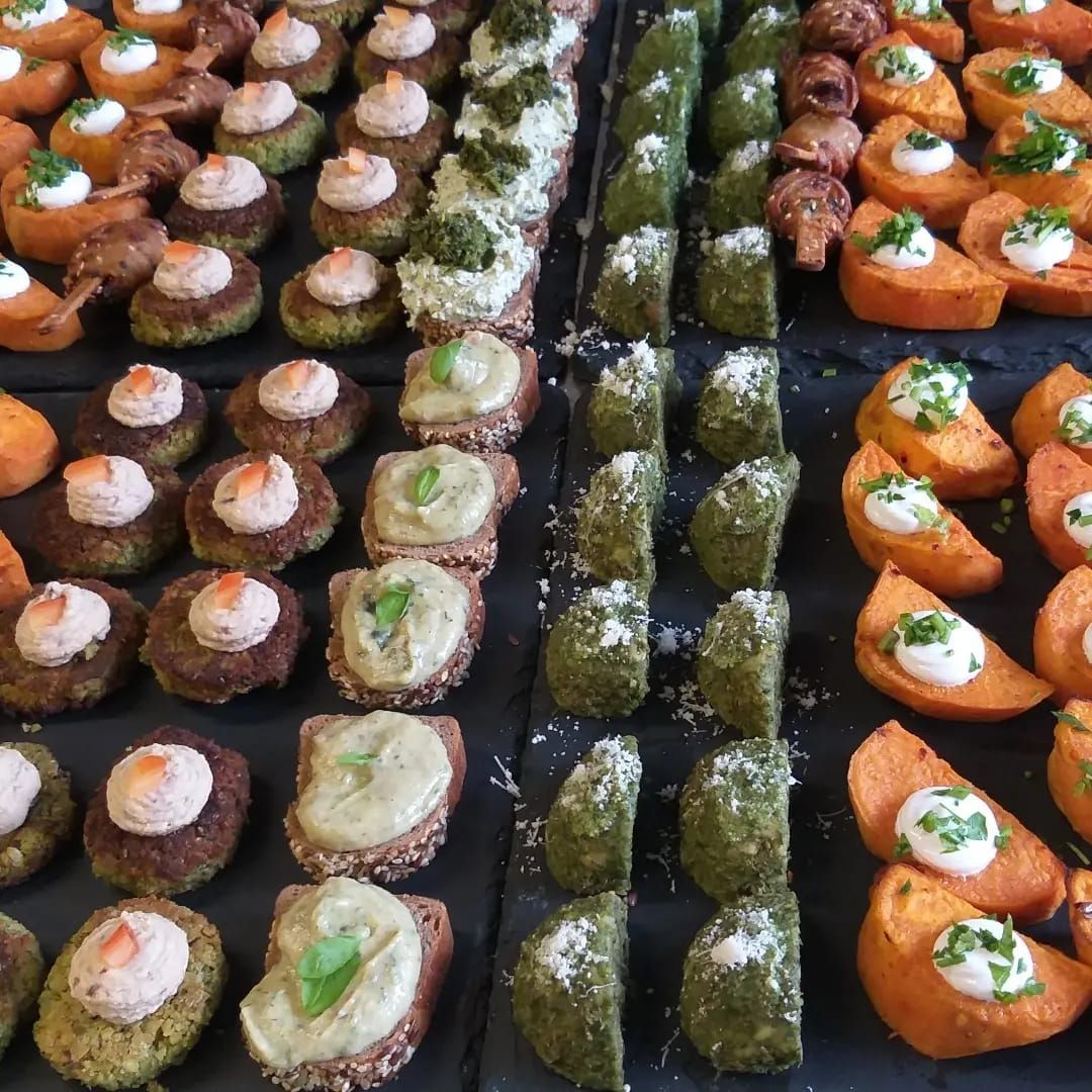 Eine Reihe verschiedener Arten von Lebensmitteln auf einem Tisch