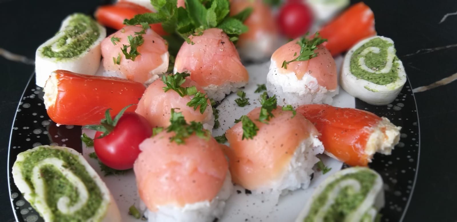 Eine Nahaufnahme eines Tellers mit Essen auf einem Tisch.