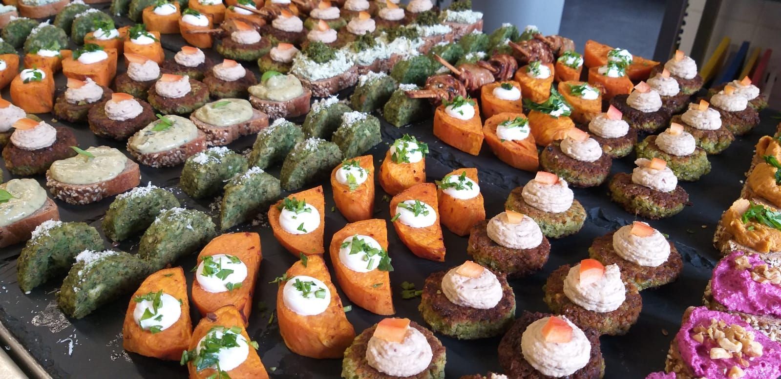 Es kommen viele unterschiedliche Speisen auf den Tisch.