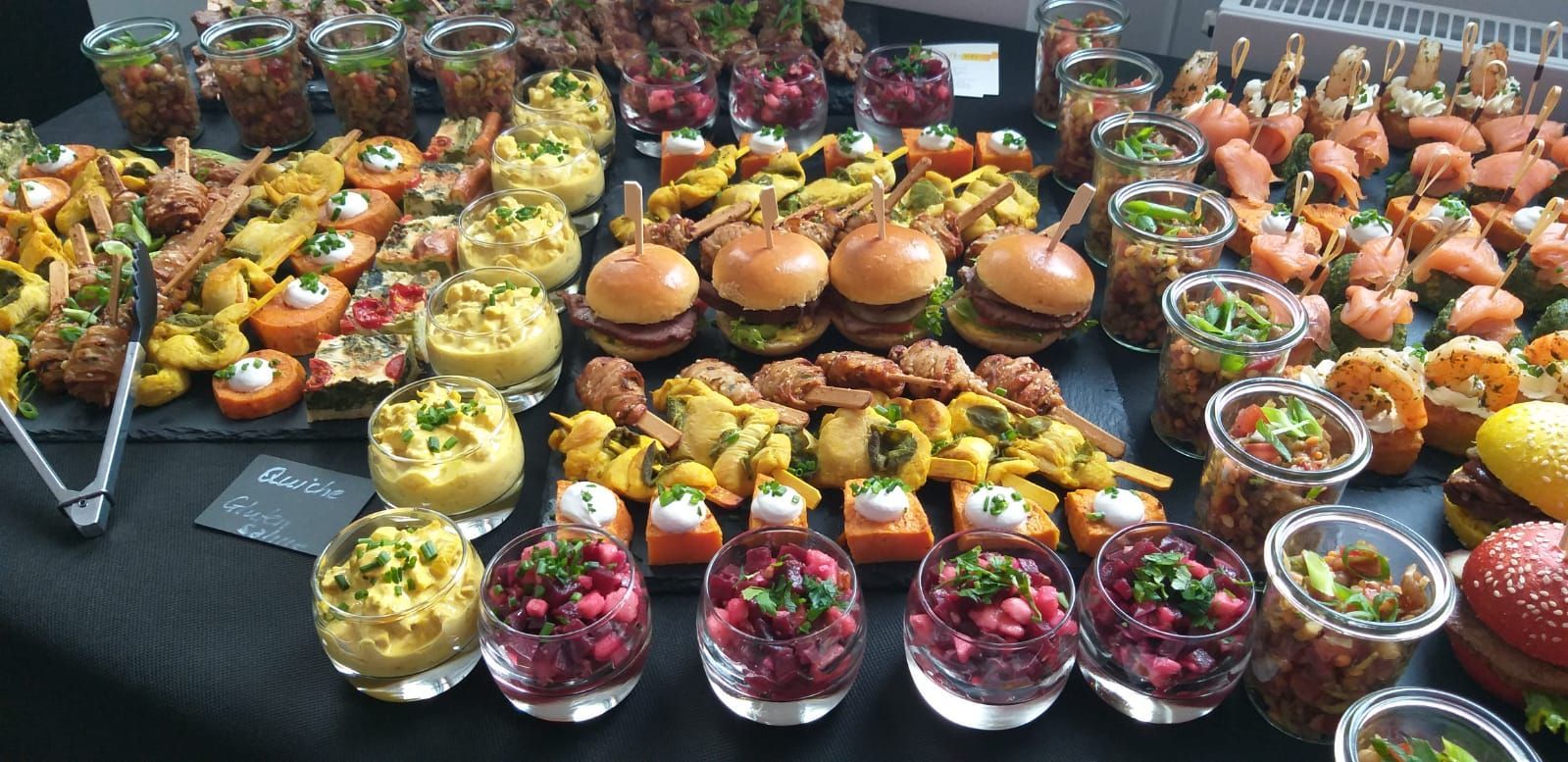 Es kommen viele unterschiedliche Speisen auf den Tisch.