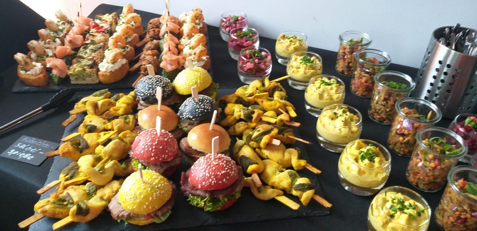 Es kommen viele unterschiedliche Speisen auf den Tisch.