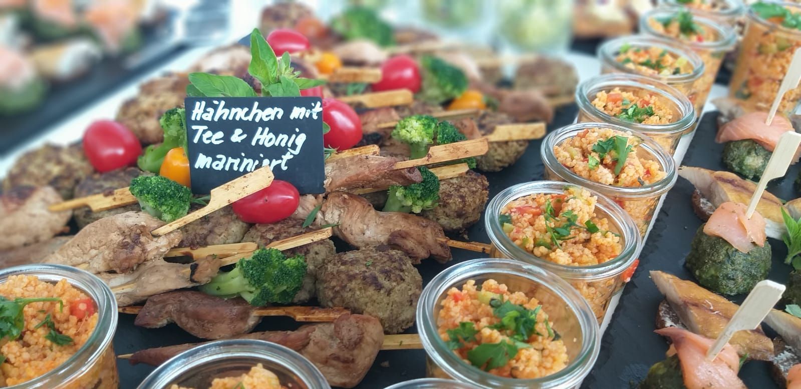 Ein Buffet mit verschiedenen Speisen und Getränken.