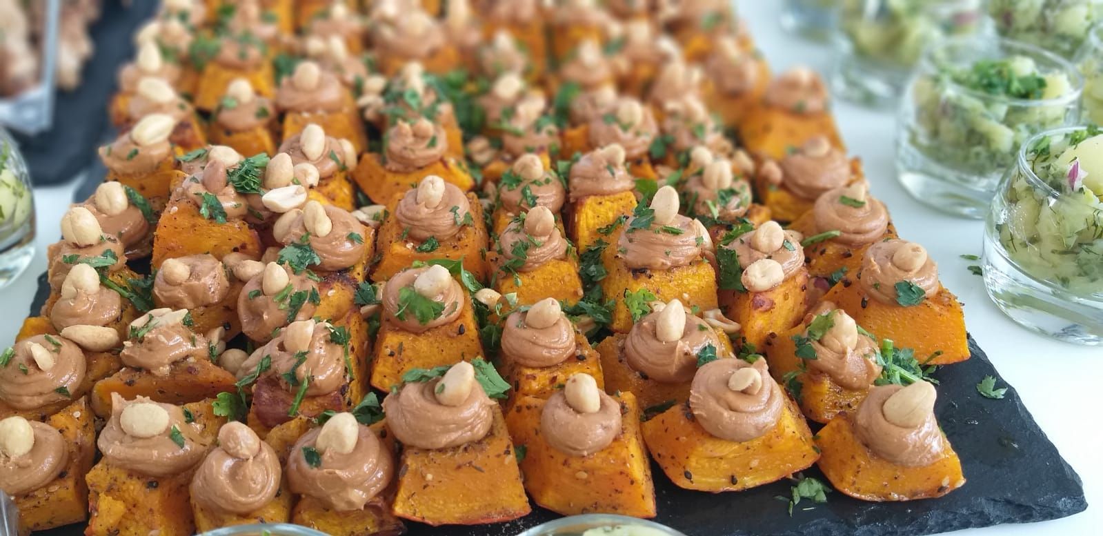 Es kommen viele unterschiedliche Speisen auf den Tisch.