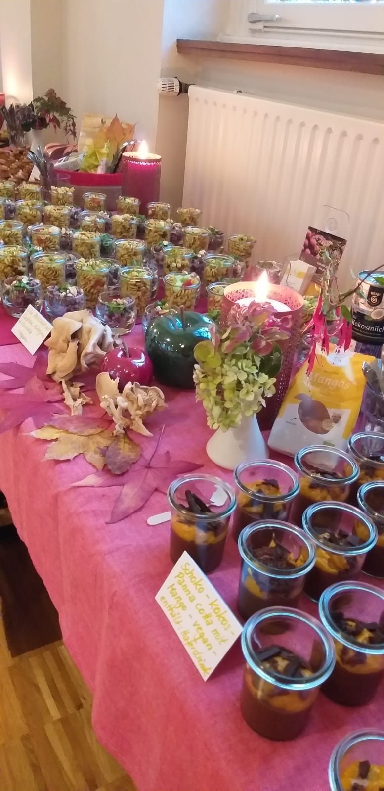 Ein Tisch mit vielen Tassen voller Essen darauf.