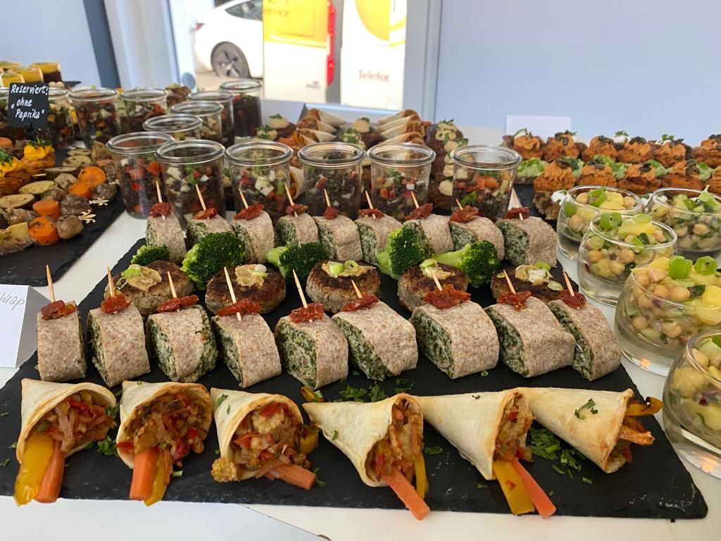 Es kommen viele unterschiedliche Speisen auf den Tisch.