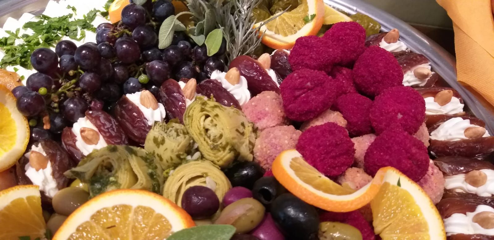 Eine Nahaufnahme von einem Teller mit Obst und Gemüse