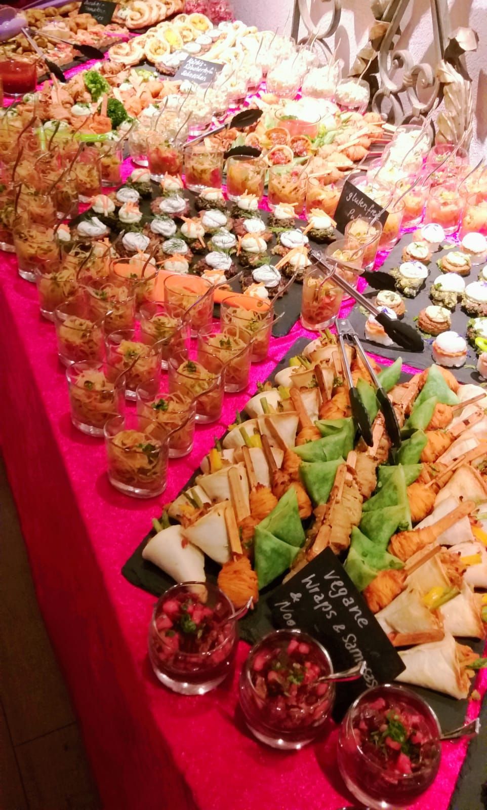 Es kommen viele unterschiedliche Speisen auf den Tisch.