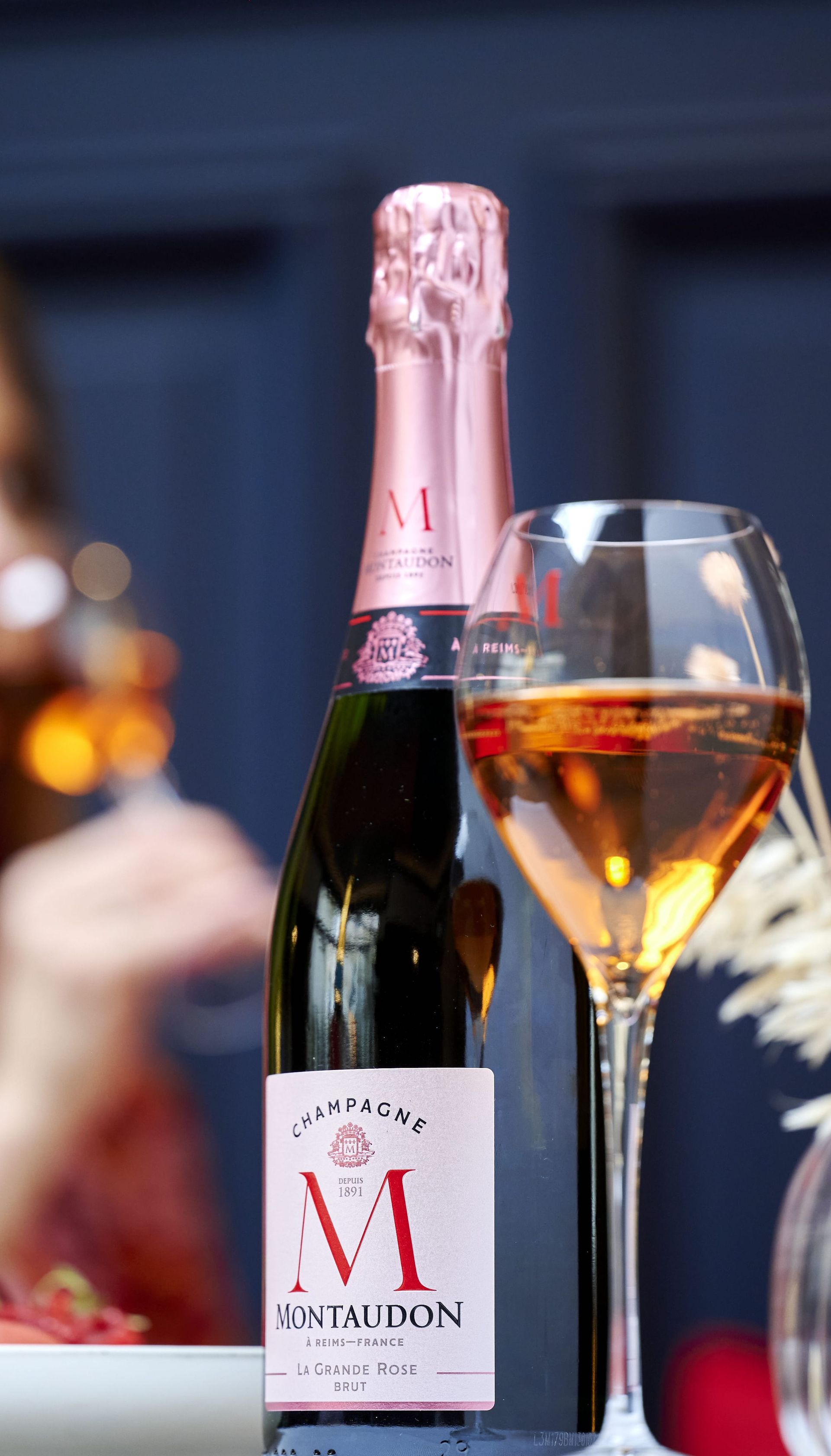 Eine Flasche Champagner neben einem Glas Champagner