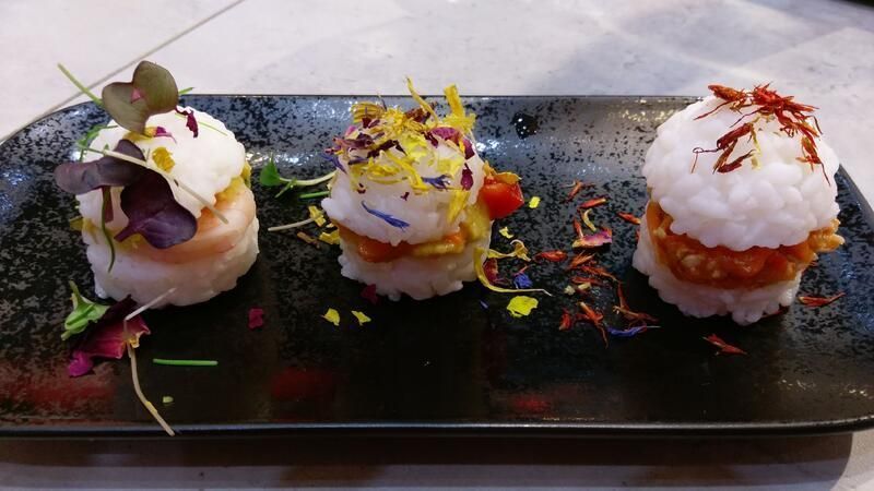 Ein schwarzer Teller mit drei verschiedenen Arten von Lebensmitteln