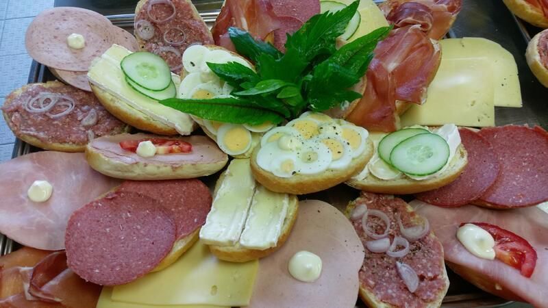 Auf dem Teller liegen viele unterschiedliche Speisen.