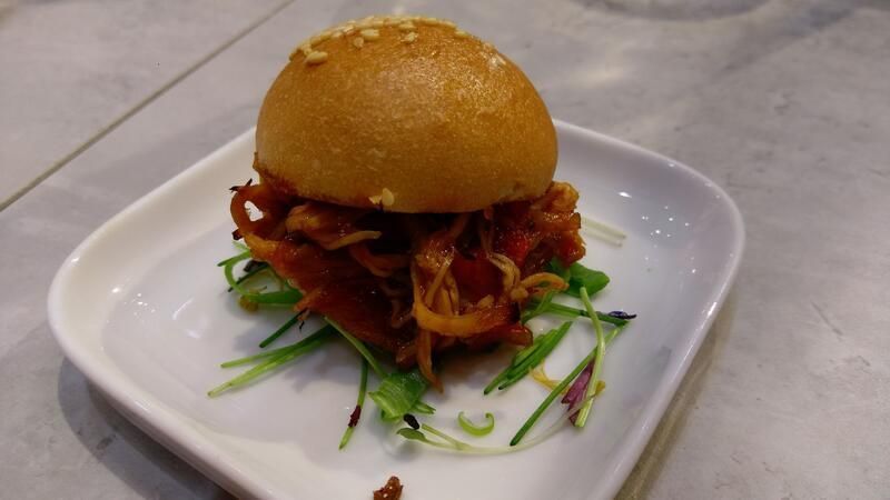 Eine Nahaufnahme von einem Sandwich auf einem weißen Teller