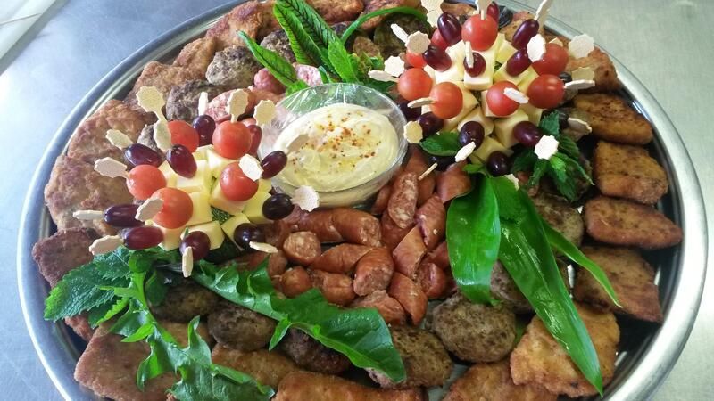 Ein Tablett mit Essen mit Gemüse und Fleisch auf einem Tisch