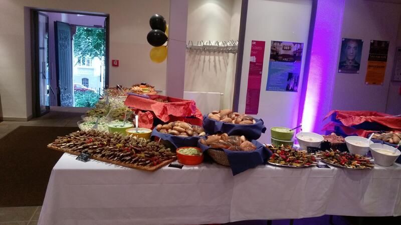 Ein Tisch mit viel Essen darauf in einem Raum.