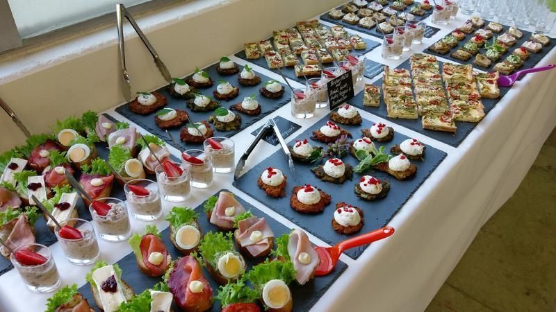 Ein Tisch mit einer Auswahl an Vorspeisen und Desserts.