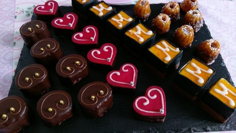 Ein Tablett mit Pralinen mit Herzen und Buchstaben darauf