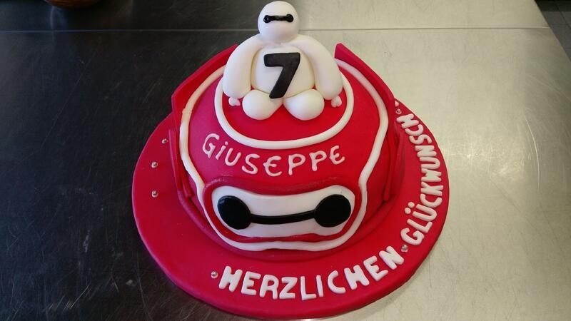 Ein roter Kuchen mit dem Namen Giuseppe darauf