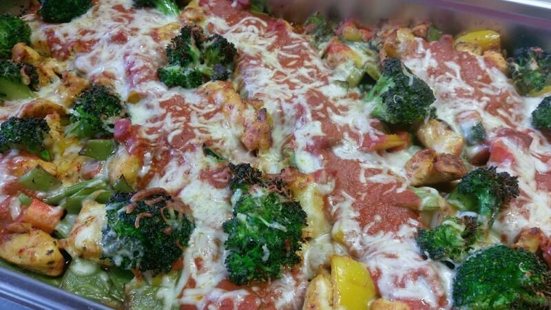 Ein Auflaufgericht gefüllt mit Brokkoli, Käse und Tomatensoße.