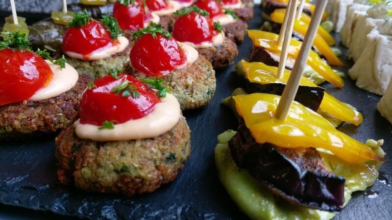 Es kommen viele unterschiedliche Speisen auf den Tisch.